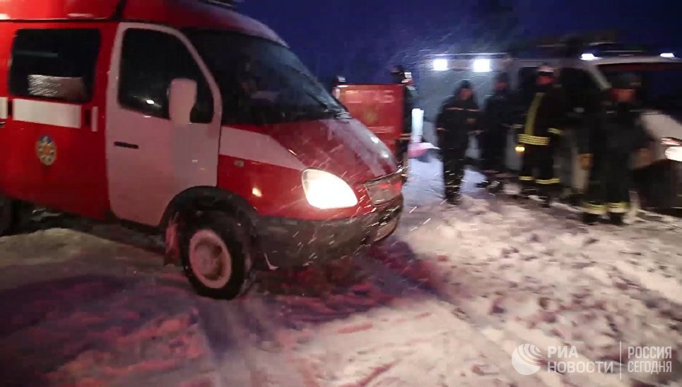 Сотрудники МЧС России в Раменском районе Московской области, где потерпел крушение самолет Ан-148 Саратовских авиалиний рейса 703 Москва-Орск. 11 февраля 2018