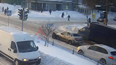 Ярославцев просят помочь найти водителя, переехавшего упавшую женщину Ярославцев просят помочь найти водителя, переехавшего упавшую женщину