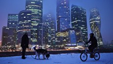 Прохожие гуляют на набережной Тараса Шевченко в Москве. На втором плане - Международный деловой центр Москва-Сити Прохожие гуляют на набережной Тараса Шевченко в Москве. На втором плане - Международный деловой центр Москва-Сити