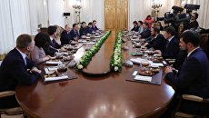 Президент РФ Владимир Путин во время встречи с финалистами Всероссийского конкурса управленцев Лидеры России. 12 февраля 2018 Президент РФ Владимир Путин во время встречи с финалистами Всероссийского конкурса управленцев Лидеры России. 12 февраля 2018