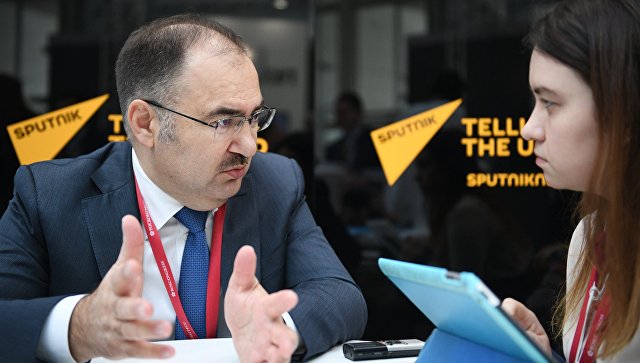 Председатель правления Пенсионного фонда РФ Антон Дроздов во время интервью в студии радио Sputnik на Российском инвестиционном форуме в Сочи. 15 февраля 2018