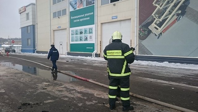 Сотрудники МЧС на месте возгорания в офисном здании в Химках. 16 февраля 2018