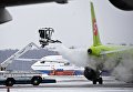 Самолет авиакомпании S7 во время противообледенительной обработки в аэропорту Домодедово Самолет авиакомпании S7 во время противообледенительной обработки в аэропорту Домодедово