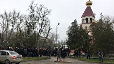 Жители у Свято-Георгиевского храма в Кизляре, где 18 февраля местный житель открыл стрельбу из ружья по прихожанам Жители у Свято-Георгиевского храма в Кизляре, где 18 февраля местный житель открыл стрельбу из ружья по прихожанам