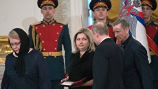 Президент РФ Владимир Путин вручает Золотую Звезду Героя РФ вдове Ольге и родителям погибшего в Сирии военного летчика гвардии майора Романа Филипова. 23 февраля 2018 Президент РФ Владимир Путин вручает Золотую Звезду Героя РФ вдове Ольге и родителям погибшего в Сирии военного летчика гвардии майора Романа Филипова. 23 февраля 2018