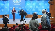 Официальный представитель министерства иностранных дел России Мария Захарова во время брифинга в Москве. Архивное фото Официальный представитель министерства иностранных дел России Мария Захарова во время брифинга в Москве. Архивное фото