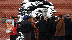 Возложение цветов к могиле Иосифа Сталина у Кремлевской стены. 5 марта 2018 Возложение цветов к могиле Иосифа Сталина у Кремлевской стены. 5 марта 2018