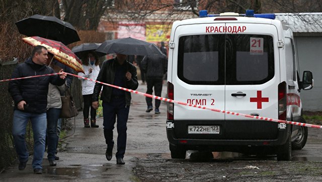 Автомобиль скорой помощи рядом с жилым домом на Славянской улице в Краснодаре, где произошел взрыв газа. 10 марта 2018