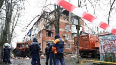 Сотрудники МЧС рядом с жилым домом на Славянской улице в Краснодаре, где произошел взрыв газа. 10 марта 2018 Сотрудники МЧС рядом с жилым домом на Славянской улице в Краснодаре, где произошел взрыв газа. 10 марта 2018