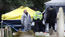 Члены аварийных служб в защитных костюмах работают на London Road Cemetery в Солсбери, Великобритания. 10 марта 2018 Члены аварийных служб в защитных костюмах работают на London Road Cemetery в Солсбери, Великобритания. 10 марта 2018