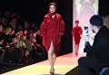 Модель демонстрирует одежду из новой коллекции дизайнера Вячеслава Зайцева в рамках Mercedes-Benz Fashion Week Russia в Центральном выставочном зале Манеж в Москве Модель демонстрирует одежду из новой коллекции дизайнера Вячеслава Зайцева в рамках Mercedes-Benz Fashion Week Russia в Центральном выставочном зале Манеж в Москве