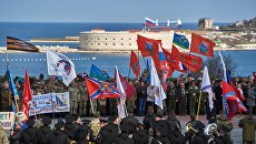 Участники митинга в честь третьей годовщины воссоединения Крыма с Россией на мысе Хрустальный в Севастополе Участники митинга в честь третьей годовщины воссоединения Крыма с Россией на мысе Хрустальный в Севастополе