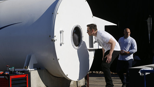 Илон Маск заглядывает в испытательный трек Hyperloop в Калифорнии. Архивное фото