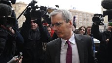 Посол Великобритании в России Лори Бристоу, прибывший в МИД РФ, и журналисты у высотки российского министерства. 13 марта 2018 Посол Великобритании в России Лори Бристоу, прибывший в МИД РФ, и журналисты у высотки российского министерства. 13 марта 2018