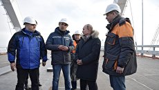 Президент РФ Владимир Путин во время осмотра готового участка автодорожной части Крымского моста через Керченский пролив. 14 марта 2018 Президент РФ Владимир Путин во время осмотра готового участка автодорожной части Крымского моста через Керченский пролив. 14 марта 2018