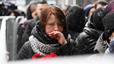 Люди с цветами у входа в здание Московского Художественного театра (МХТ) имени А. П. Чехова в Камергерском переулке, где проходит церемония прощания с актером Олегом Табаковым Люди с цветами у входа в здание Московского Художественного театра (МХТ) имени А. П. Чехова в Камергерском переулке, где проходит церемония прощания с актером Олегом Табаковым