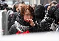 Люди с цветами у входа в здание Московского Художественного театра (МХТ) имени А. П. Чехова в Камергерском переулке, где проходит церемония прощания с актером Олегом Табаковым Люди с цветами у входа в здание Московского Художественного театра (МХТ) имени А. П. Чехова в Камергерском переулке, где проходит церемония прощания с актером Олегом Табаковым