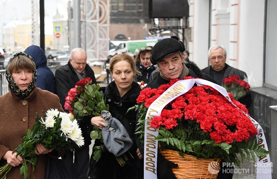 Актер, главный режиссер Московского драматического театра СФера Александр Коршунов у входа в здание Московского Художественного театра (МХТ) имени А. П. Чехова в Камергерском переулке, где проходит церемония прощания с актером Олегом Табаковым Актер, главный режиссер Московского драматического театра СФера Александр Коршунов у входа в здание Московского Художественного театра (МХТ) имени А. П. Чехова в Камергерском переулке, где проходит церемония прощания с актером Олегом Табаковым