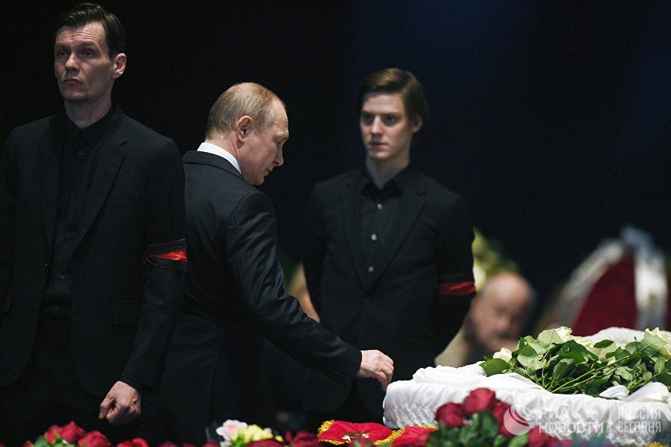 Президент РФ Владимир Путин на церемонии прощания с актером и режиссером Олегом Табаковым в здании Московского Художественного театра (МХТ) имени А.П.Чехова в Камергерском переулке в Москве Президент РФ Владимир Путин на церемонии прощания с актером и режиссером Олегом Табаковым в здании Московского Художественного театра (МХТ) имени А.П.Чехова в Камергерском переулке в Москве