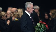 Мэр Москвы Сергей Собянин на церемонии прощания с актером и режиссером Олегом Табаковым в здании Московского МХТ имени А.П.Чехова в Камергерском переулке в Москве Мэр Москвы Сергей Собянин на церемонии прощания с актером и режиссером Олегом Табаковым в здании Московского МХТ имени А.П.Чехова в Камергерском переулке в Москве