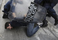 Полиция задерживает протестующего во время столкновений в центре Афин. 14 марта 2018 года Полиция задерживает протестующего во время столкновений в центре Афин. 14 марта 2018 года