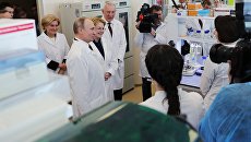 Президент РФ Владимир Путин во время посещения Национального медицинского исследовательского центра имени В. А. Алмазова в Санкт-Петербурге. 16 марта 2018 Президент РФ Владимир Путин во время посещения Национального медицинского исследовательского центра имени В. А. Алмазова в Санкт-Петербурге. 16 марта 2018