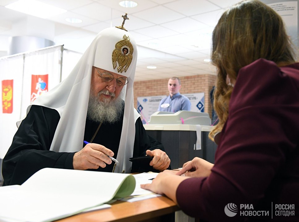 Патриарх Московский и всея Руси Кирилл на избирательном участке в Москве во время голосования на выборах президента РФ. 18 марта 2018 Патриарх Московский и всея Руси Кирилл на избирательном участке в Москве во время голосования на выборах президента РФ. 18 марта 2018