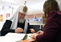 Патриарх Московский и всея Руси Кирилл на избирательном участке в Москве во время голосования на выборах президента РФ. 18 марта 2018 Патриарх Московский и всея Руси Кирилл на избирательном участке в Москве во время голосования на выборах президента РФ. 18 марта 2018