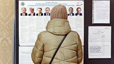 Избирательница во время голосования на выборах президента Российской Федерации в посольстве РФ в Таллине. 18 марта 2018 Избирательница во время голосования на выборах президента Российской Федерации в посольстве РФ в Таллине. 18 марта 2018