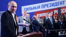 Владимир Путин во время посещения своего предвыборного штаба Владимир Путин во время посещения своего предвыборного штаба