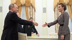 Президент РФ Владимир Путин и кандидат в президенты РФ от партии Гражданская инициатива Ксения Собчак. 19 марта 2018 Президент РФ Владимир Путин и кандидат в президенты РФ от партии Гражданская инициатива Ксения Собчак. 19 марта 2018