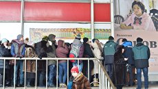 Очередь на выставку Валентин Серов. К 150-летию со дня рождения в Государственной Третьяковской галерее на Крымском Валу в Москве. Архивное фото Очередь на выставку Валентин Серов. К 150-летию со дня рождения в Государственной Третьяковской галерее на Крымском Валу в Москве. Архивное фото