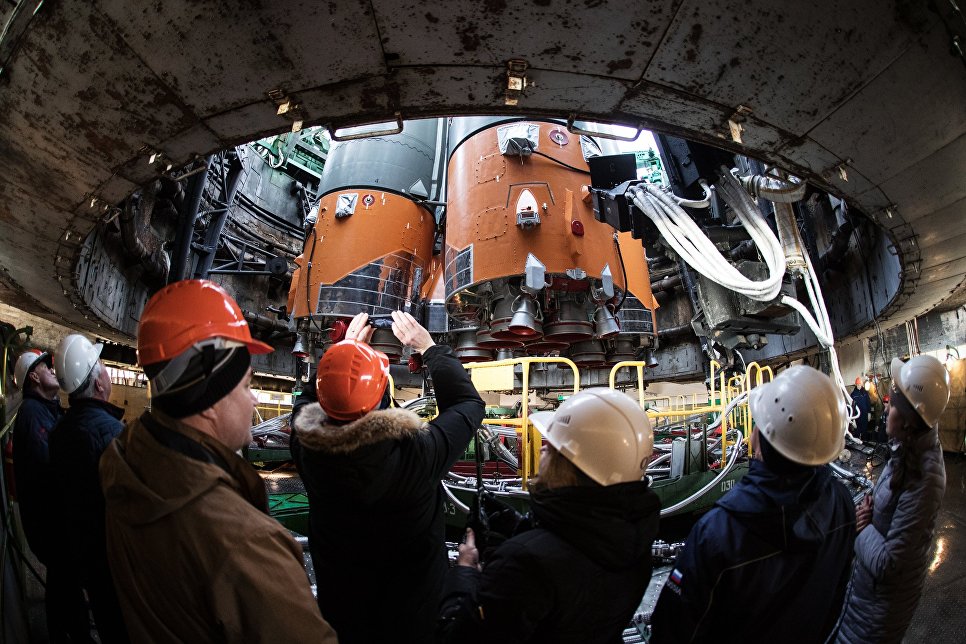Ракета-носитель с транспортным пилотируемым кораблем Союз МС-08 во время установки на стартовый комплекс космодрома Байконур Ракета-носитель с транспортным пилотируемым кораблем Союз МС-08 во время установки на стартовый комплекс космодрома Байконур