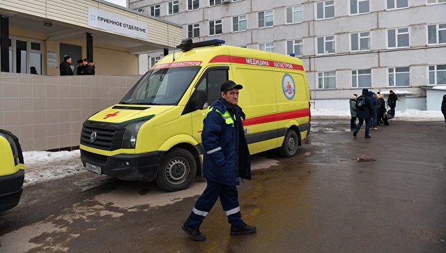 Автомобиль возле здания Центральной районной больницы в Волоколамске. Архивное фото