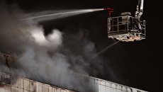 Сотрудники пожарной охраны МЧС борются с пожаром в торговом центре «Зимняя вишня» в Кемерово. 25 марта 2018 Сотрудники пожарной охраны МЧС борются с пожаром в торговом центре «Зимняя вишня» в Кемерово. 25 марта 2018