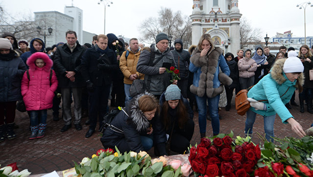 Траурный митинг на площади Труда в Екатеринбурге, посвященный погибшим при пожаре в торговом центре Зимняя вишня в Кемерово