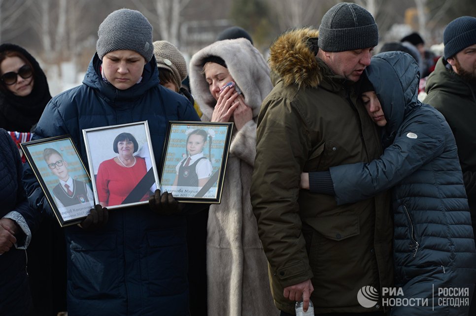 Похороны погибших при пожаре в торговом центре Зимняя вишня в Кемерове