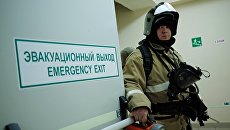 Сотрудник противопожарной службы у эвакуационного выхода во время учений в торговом центре Галерея Краснодар Сотрудник противопожарной службы у эвакуационного выхода во время учений в торговом центре Галерея Краснодар