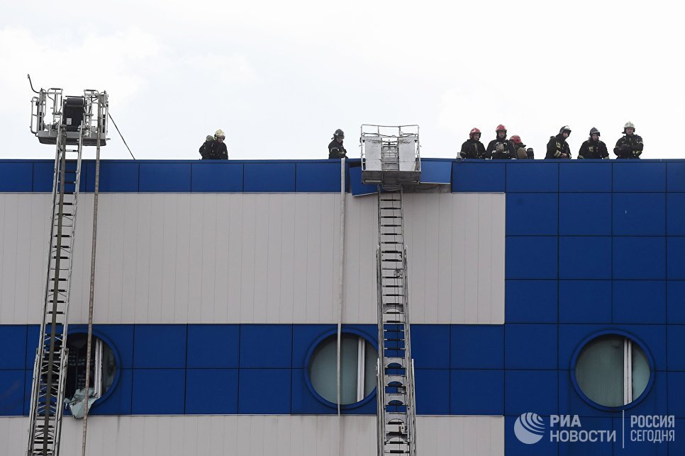 Сотрудники противопожарной службы МЧС РФ на тушении пожара в детском торговом центре Персей в Москве Сотрудники противопожарной службы МЧС РФ на тушении пожара в детском торговом центре Персей в Москве