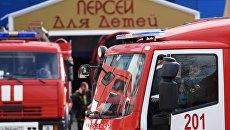 Автомобили противопожарной службы МЧС РФ у детского торгового центра Персей в Москве, где произошло возгорание. Архивное фото Автомобили противопожарной службы МЧС РФ у детского торгового центра Персей в Москве, где произошло возгорание. Архивное фото