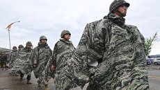 Южнокорейские морские пехотинцы во время совместных учений с США в Пхохане. Архивное фото Южнокорейские морские пехотинцы во время совместных учений с США в Пхохане. Архивное фото