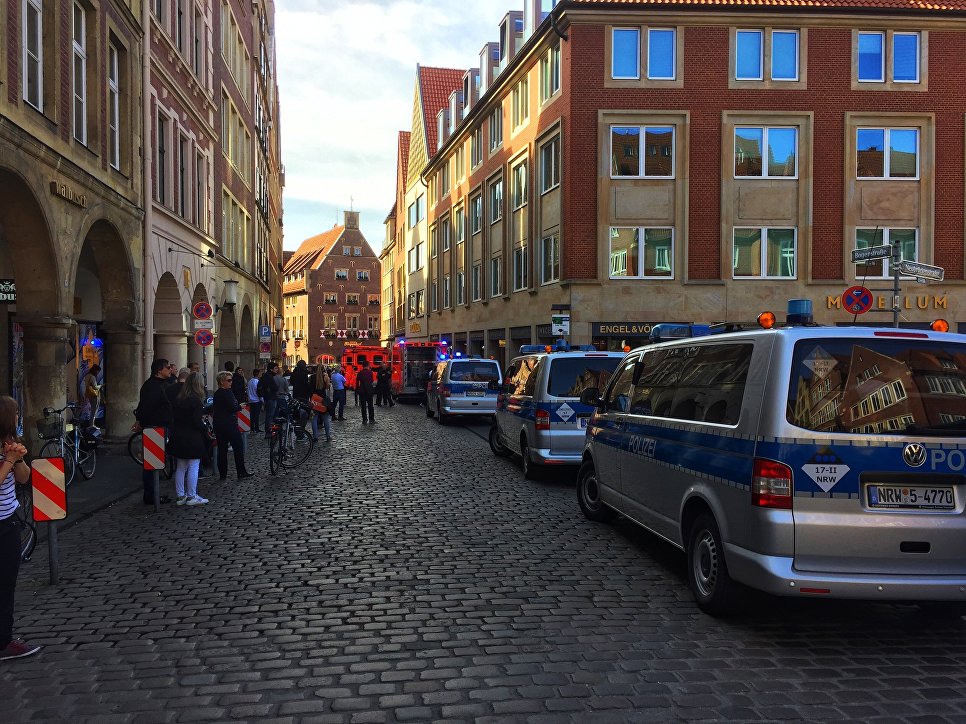 Полицейские в центре Мюнстера, где произошел наезд, Германия. 7 апреля 2018