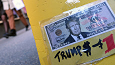 Сувенирная купюра американского доллара с портретом Дональда Трампа. Архивное фото Сувенирная купюра американского доллара с портретом Дональда Трампа. Архивное фото
