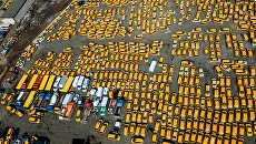 Стоянка автомобилей такси в Москве. Архивное фото Стоянка автомобилей такси в Москве. Архивное фото