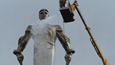 Мойка памятника Юрию Гагарину на Ленинском проспекте Мойка памятника Юрию Гагарину на Ленинском проспекте