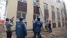 Сотрудники МЧС на месте, где произошло обрушение перекрытий в магазине Магнит в Кургане. 10 апреля 2018 Сотрудники МЧС на месте, где произошло обрушение перекрытий в магазине Магнит в Кургане. 10 апреля 2018