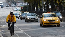 Велосипедист едет по велодорожке в Москве. архивное фото Велосипедист едет по велодорожке в Москве. архивное фото