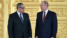 Владимир Путин и чрезвычайный и полномочный посол Арабской Республики Египет Ихаб Ахмед Талаат Наср на церемонии вручения верительных грамот послов иностранных государств. 11 апреля 2018 Владимир Путин и чрезвычайный и полномочный посол Арабской Республики Египет Ихаб Ахмед Талаат Наср на церемонии вручения верительных грамот послов иностранных государств. 11 апреля 2018