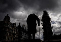 Памятник бывшему премьер-министру Великобритании Уинстону Черчиллю (скульптор Айвор Роберт-Джонс) на Парламентской площади и башня Вестминстерского дворца (Биг-Бен) во время ремонта Памятник бывшему премьер-министру Великобритании Уинстону Черчиллю (скульптор Айвор Роберт-Джонс) на Парламентской площади и башня Вестминстерского дворца (Биг-Бен) во время ремонта