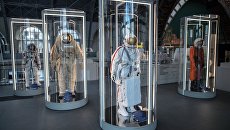 Образцы космических скафандров в павильоне Космос центра Космонавтика и авиация на ВДНХ. Образцы космических скафандров в павильоне Космос центра Космонавтика и авиация на ВДНХ.